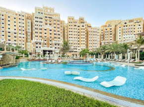 Spacious 2BR - Private Beach & Sea & Skyline Views